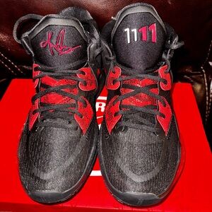 Mens Kyrie, Black and Red Basketball Shoes size 10 rarely worn